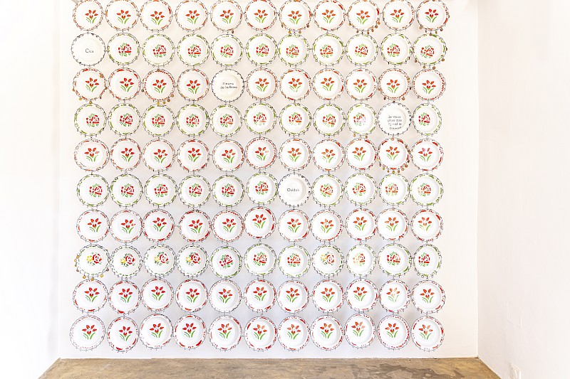 Image – Ishola Akpo, Fleurs de la Reine Guerrière, 2023, Installation mixte media, 210 plates, 250 x 245 cm